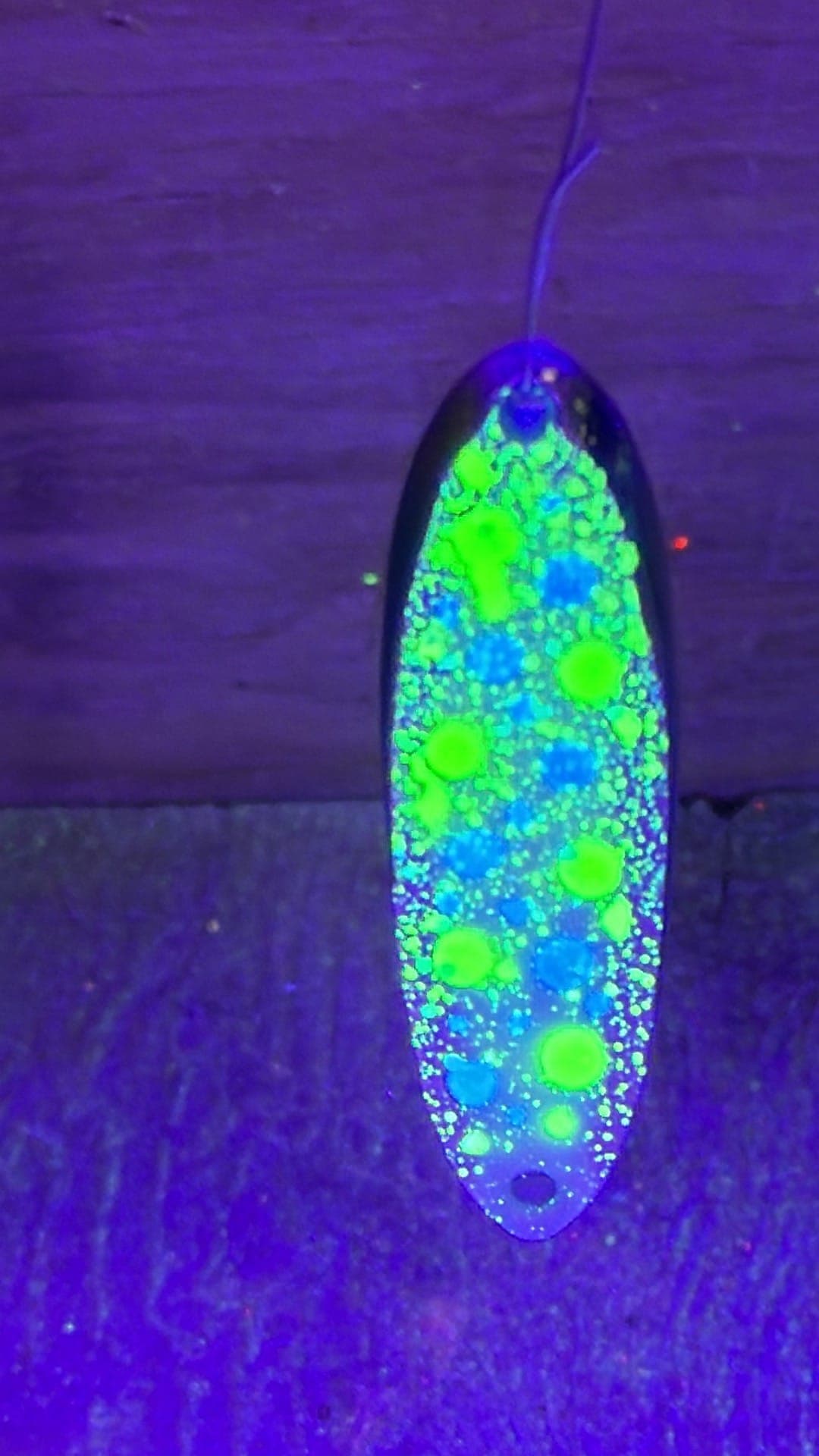 Glow active under UV